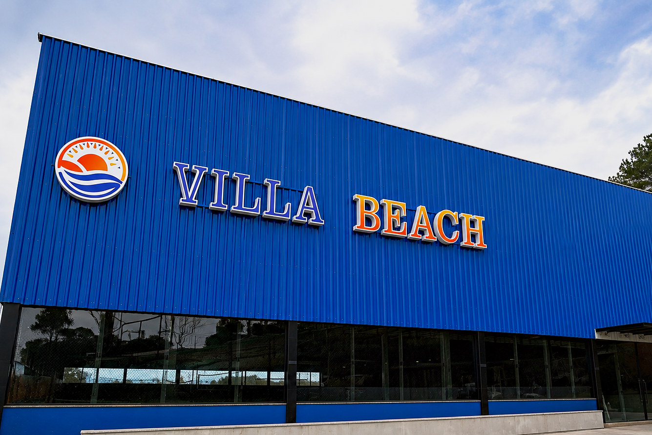 Fachada azul do Villa Beach com o letreiro, na Rua Boleslau Casemiro Konarzwski